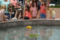 Puszczanie wianków do fontanny